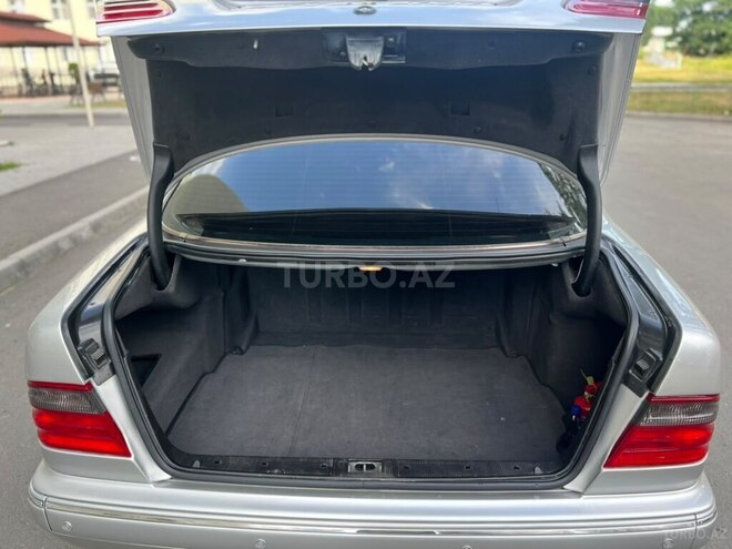 Mercedes E 240-17