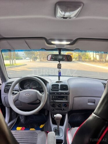 Hyundai Accent-15