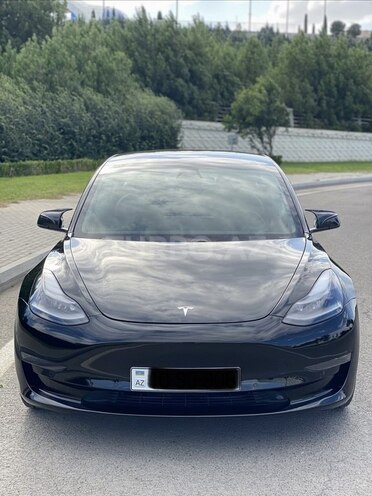 Tesla Model 3-1