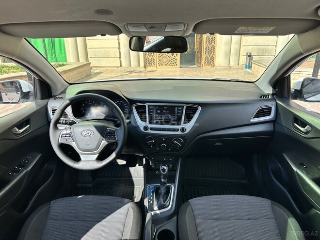 Hyundai Accent-12