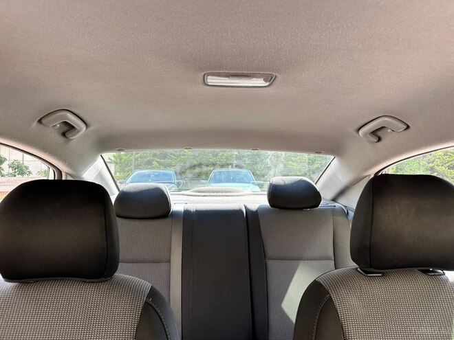 Hyundai Accent-11