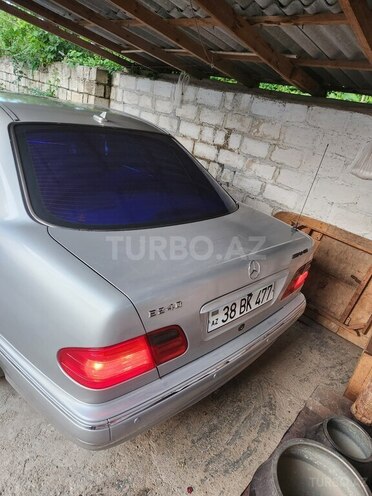 Mercedes E 240-4