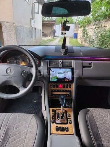 Mercedes E 240-11