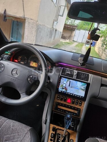 Mercedes E 240-10