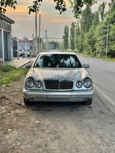Mercedes E 230-1