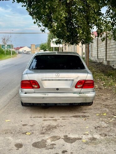 Mercedes E 230-6
