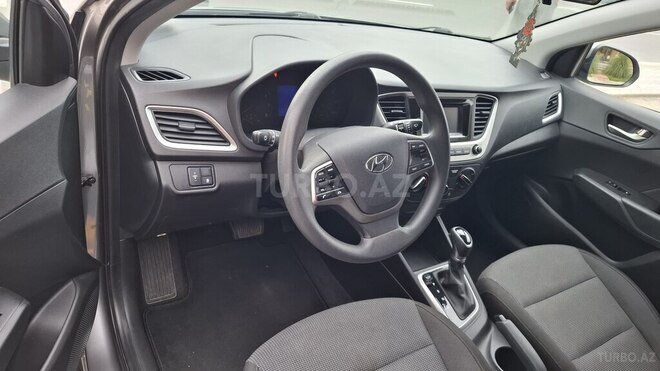 Hyundai Accent-15