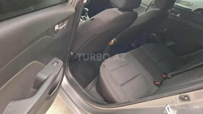Hyundai Accent-17