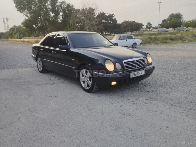 Mercedes E 220-11