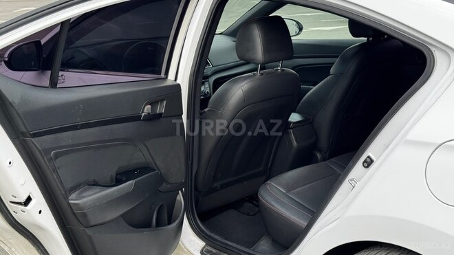Hyundai Elantra-13