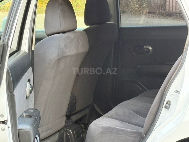 Nissan Tiida-12