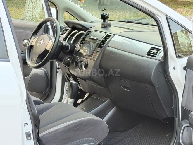 Nissan Tiida-11
