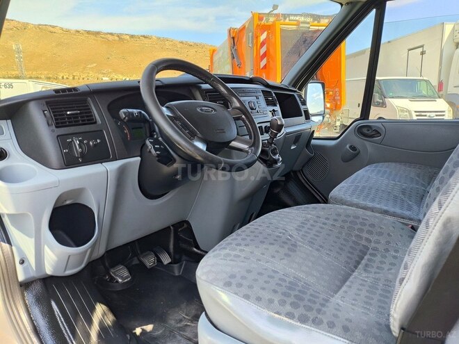 Ford Transit-9