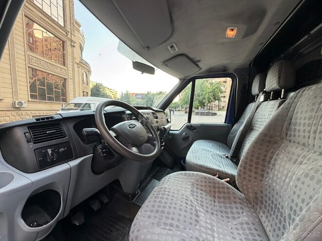 Ford Transit-15