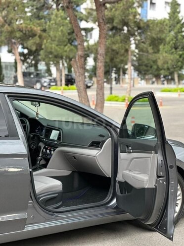 Hyundai Elantra-17