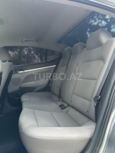 Hyundai Elantra-13