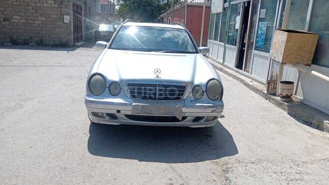 Mercedes E 220-1