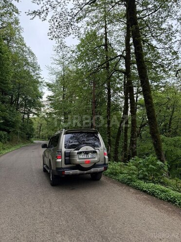 Mitsubishi Pajero-10
