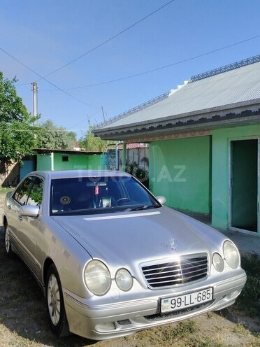 Mercedes E 280-1