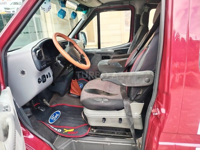 Ford Transit-10