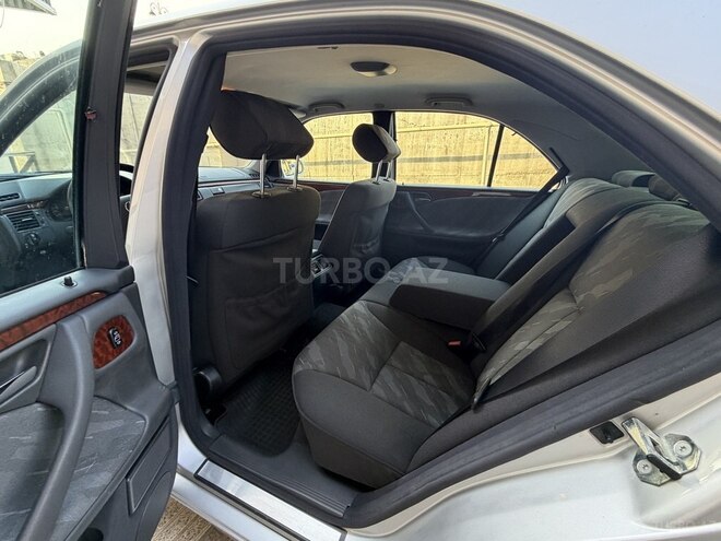 Mercedes E 270-9