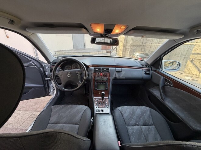 Mercedes E 270-8