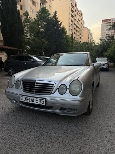 Mercedes E 270-1