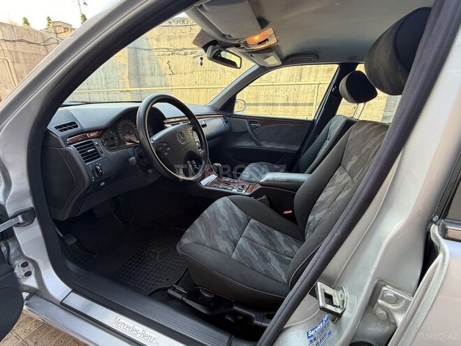 Mercedes E 270-11