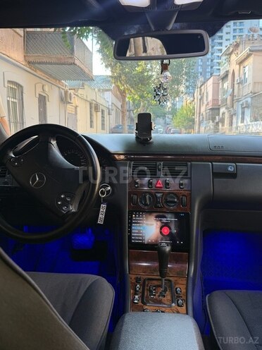 Mercedes E 240-10