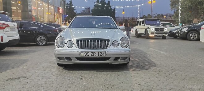 Mercedes E 270-1