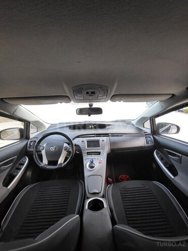 Toyota Prius-12