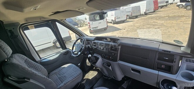 Ford Transit-9