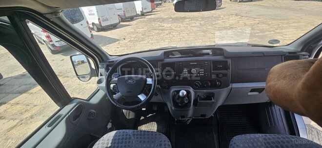Ford Transit-10
