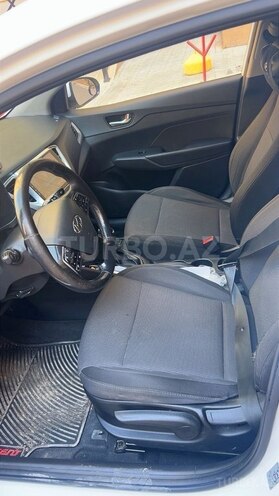 Hyundai Accent-7