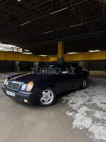 Mercedes E 320 4MATIC-5