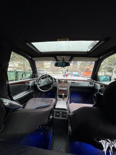 Mercedes E 320 4MATIC-6