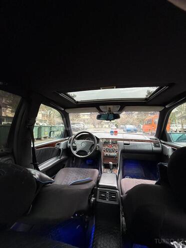 Mercedes E 320 4MATIC-3