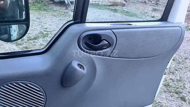 Ford Transit-12