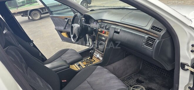 Mercedes E 240-8