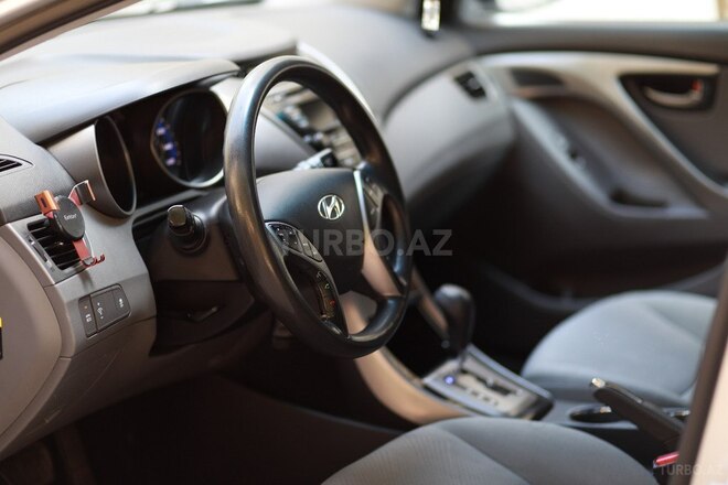 Hyundai Elantra-2