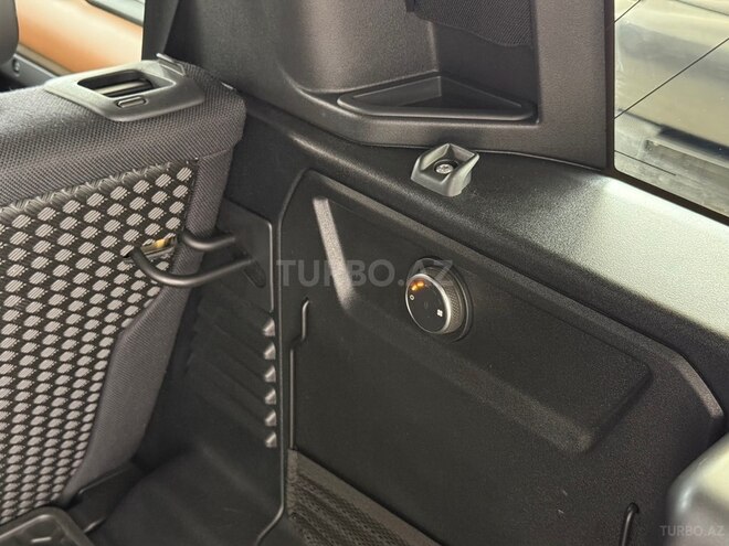 Land Rover Defender-24