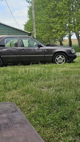 Mercedes E 280-2