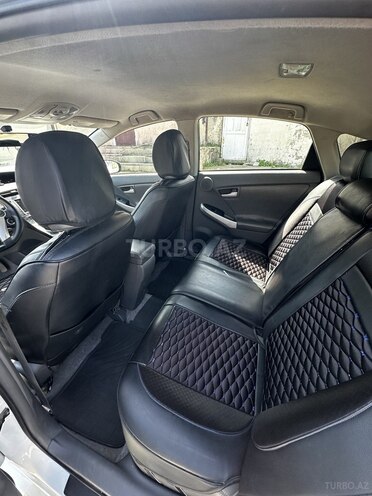 Toyota Prius-12
