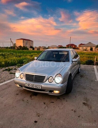 Mercedes E 270-1