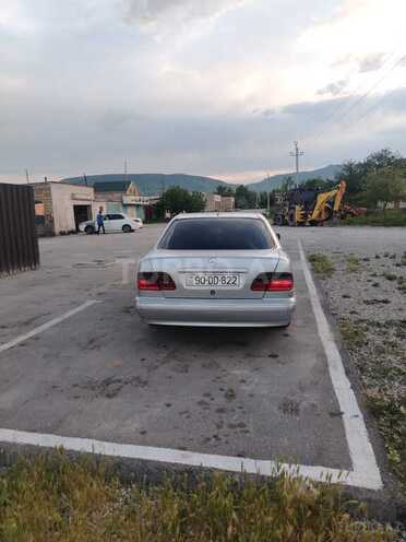 Mercedes E 270-9