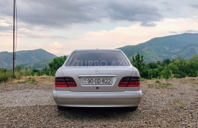 Mercedes E 270-2