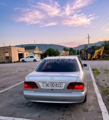 Mercedes E 270-4