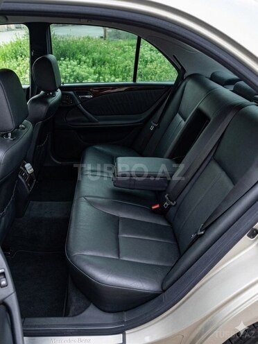 Mercedes E 270-6