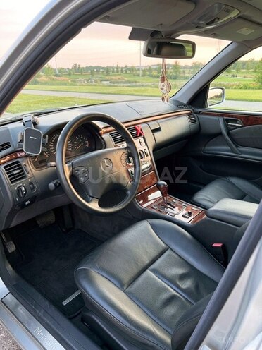 Mercedes E 270-3