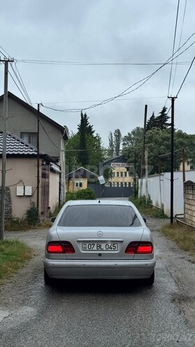Mercedes E 300-11